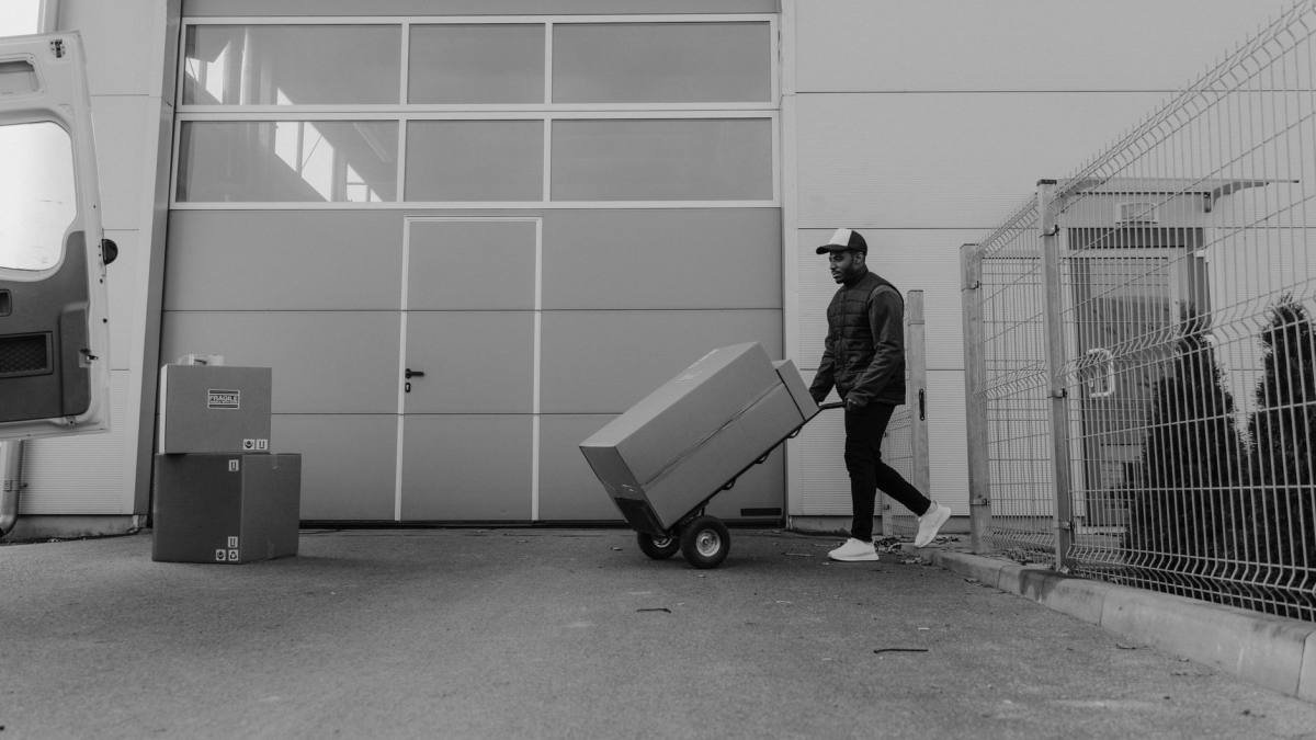 Store & Warehouse Pickup — Collections from IKEA, B&Q, auction houses and trade suppliers.